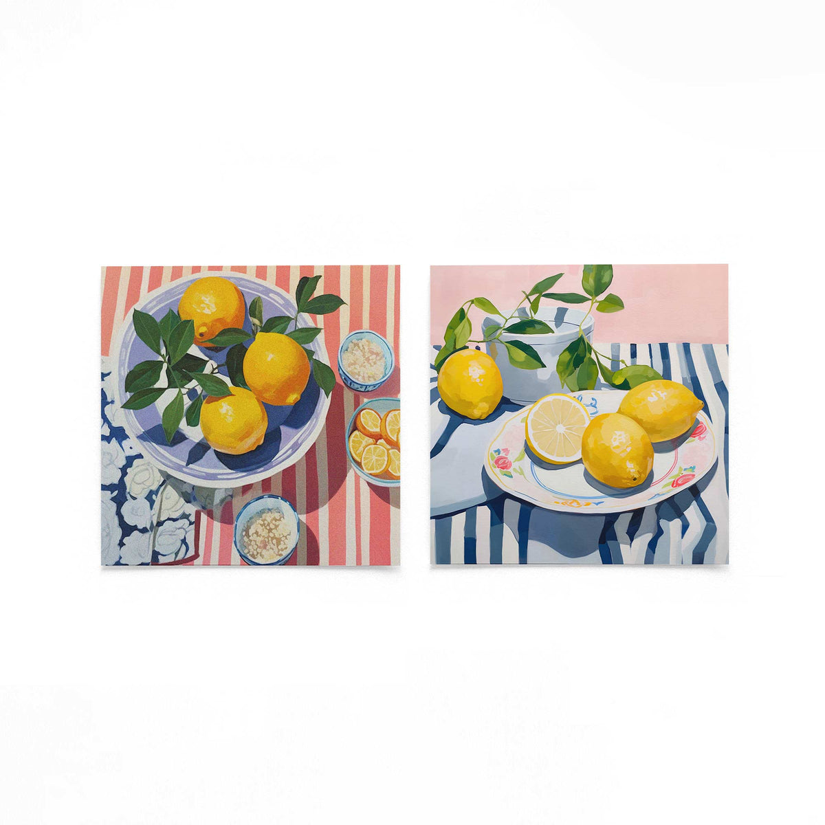 Twee vierkante posters met citroenen op servies op een gebroken witte achtergrond