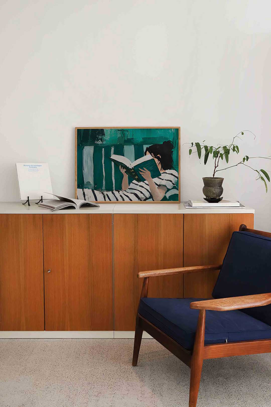Lezende vrouw – moderne landscape wanddecoratie van WallArtistic