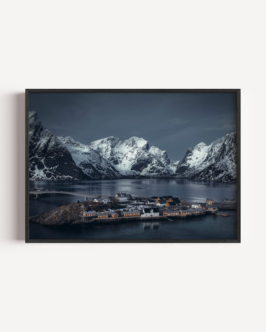 Berglandschap met dorp poster – liggende wanddecoratie – een scène van besneeuwde bergen en een klein dorp aan het water, met