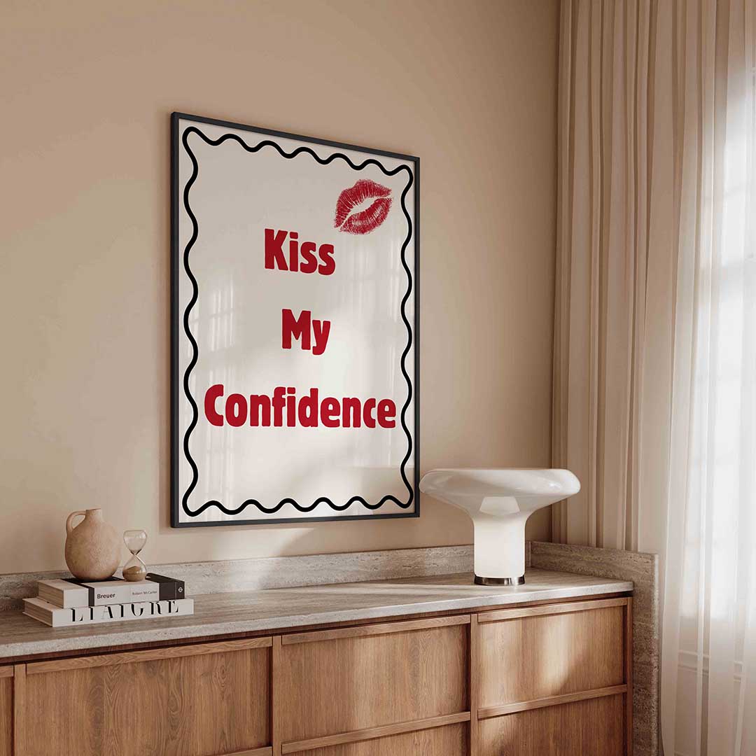 Kiss my confidence – kleurrijke Pop Art poster in staand formaat