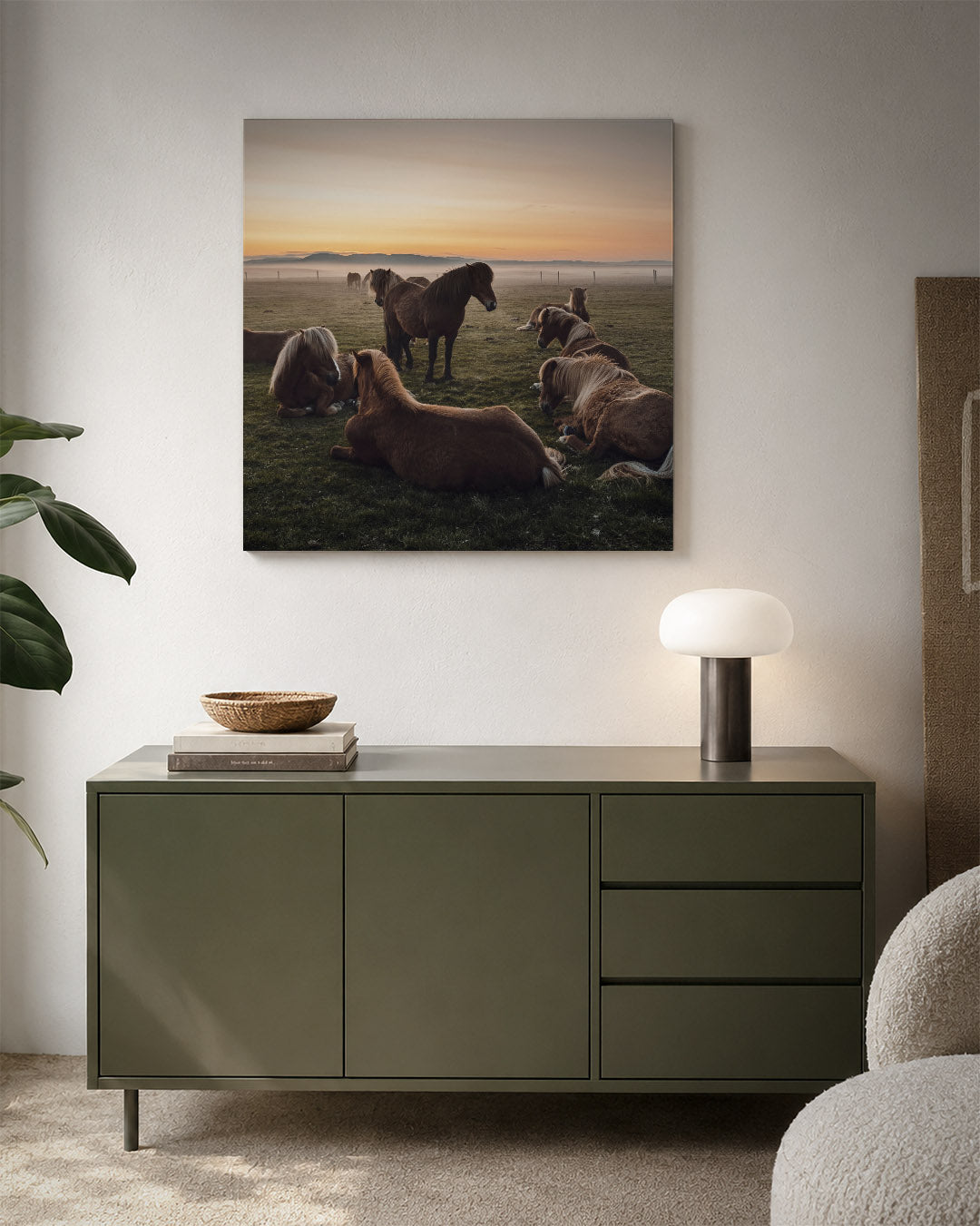 Rustige paardenweide kunstwerk – detailweergave – een weide met paarden die ontspannen liggen en staan, omgeven door een