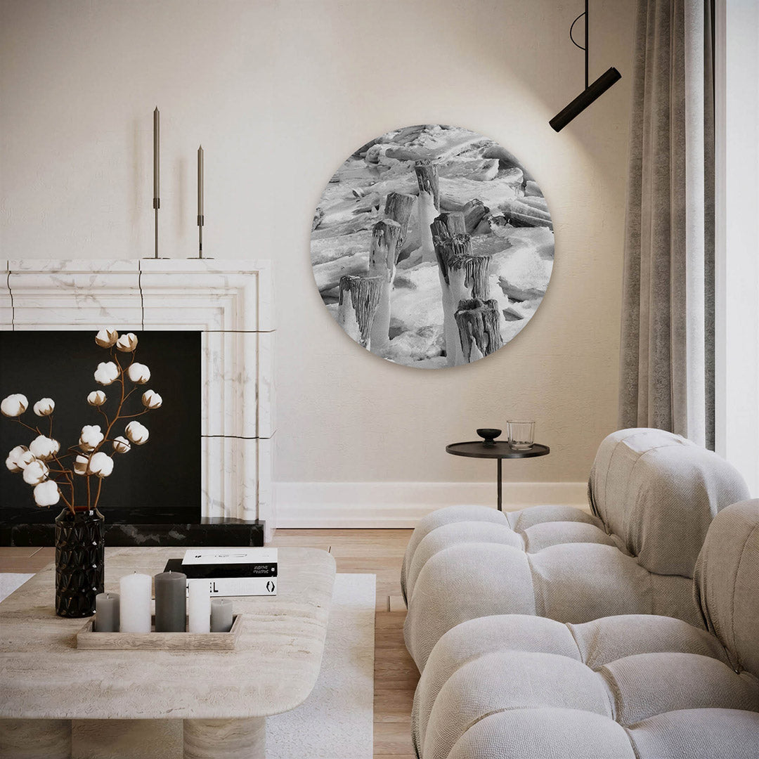 Houten palen in ijs – ronde fotografie wanddecoratie van WallArtistic