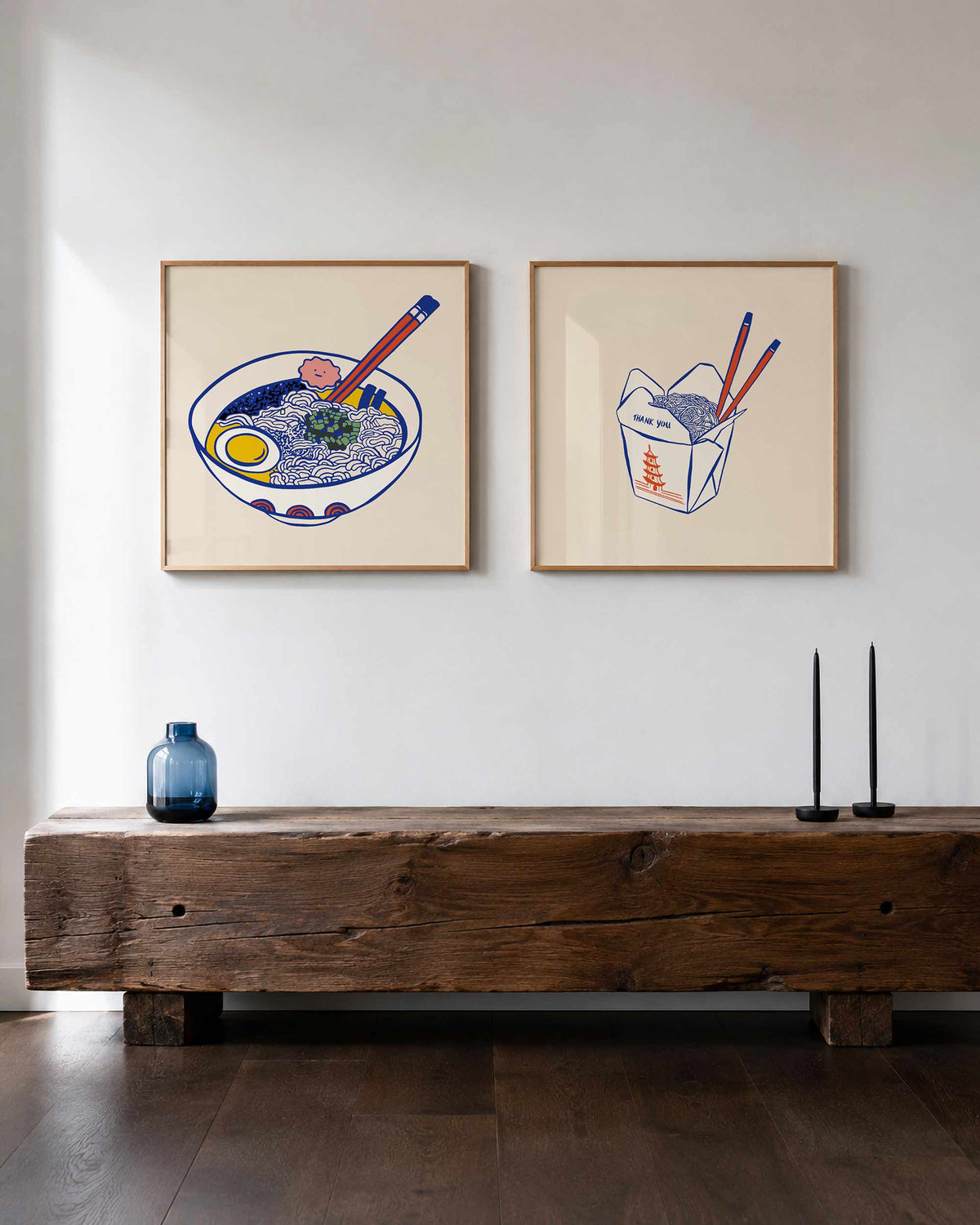 Interieurpresentatie van een tweedelige vierkante posterset met ramen en noedels