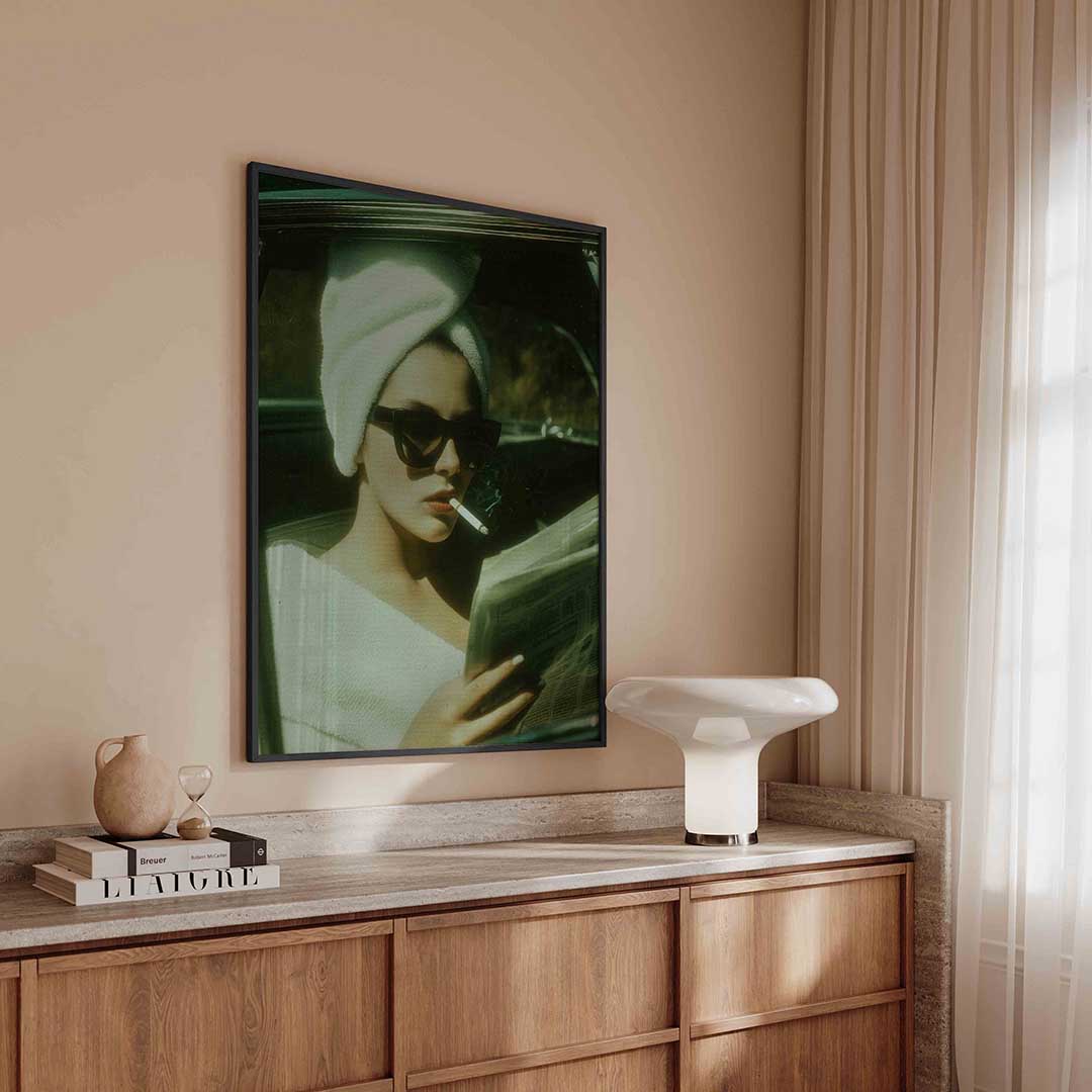 Vrouw met zonnebril en krant – kleurrijke Pop Art poster in staand formaat