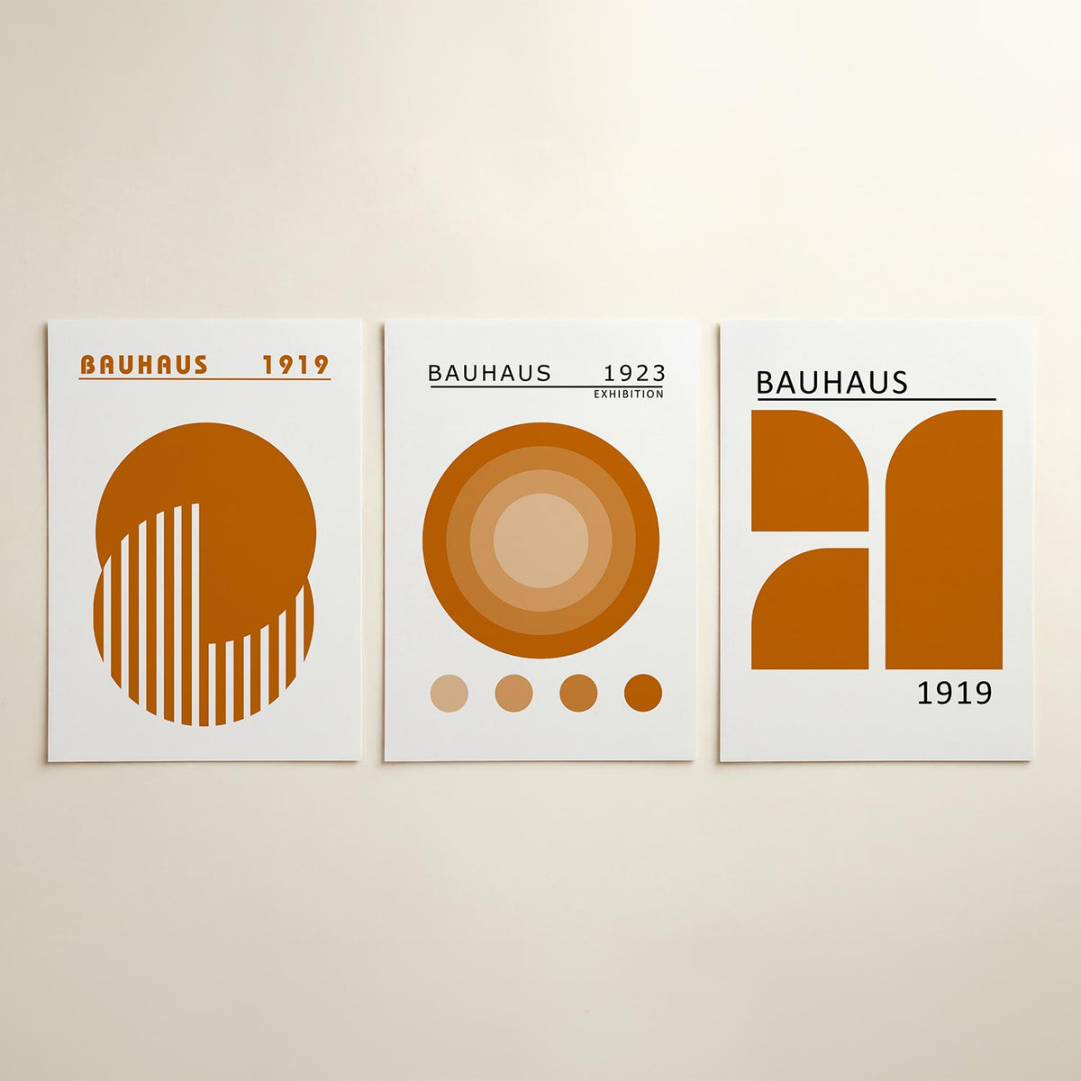 Cirkel en strepen posterset – detailweergave – deze posterset in drie delen toont een grote oranje cirkel met verticale witte