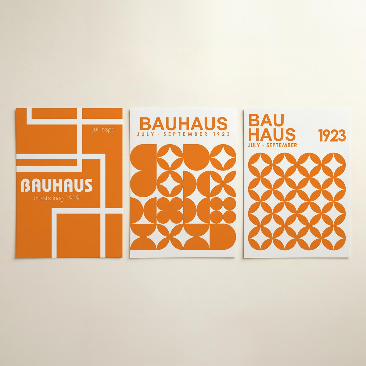 Lijnen en kleurvlakken posterset – detailweergave – deze posterset in drie delen speelt met oranje en wit. Rechte lijnen en