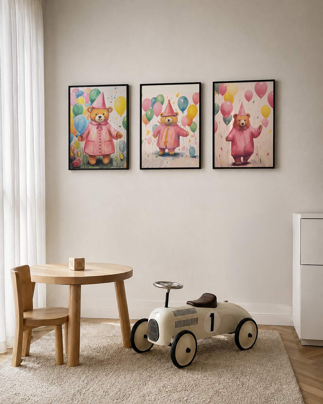 Vrolijke ballonbeer posterset – tweede productweergave – een schattige beer in een roze jas en hoed, omringd door