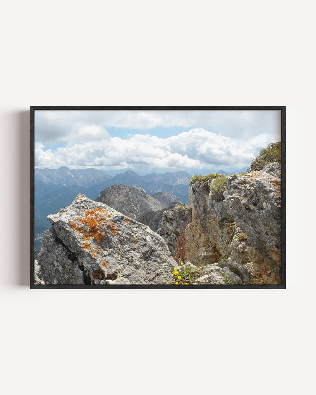 Berglandschap met rotsen poster – liggende wanddecoratie – een indrukwekkend berglandschap met ruige rotsen en een heldere
