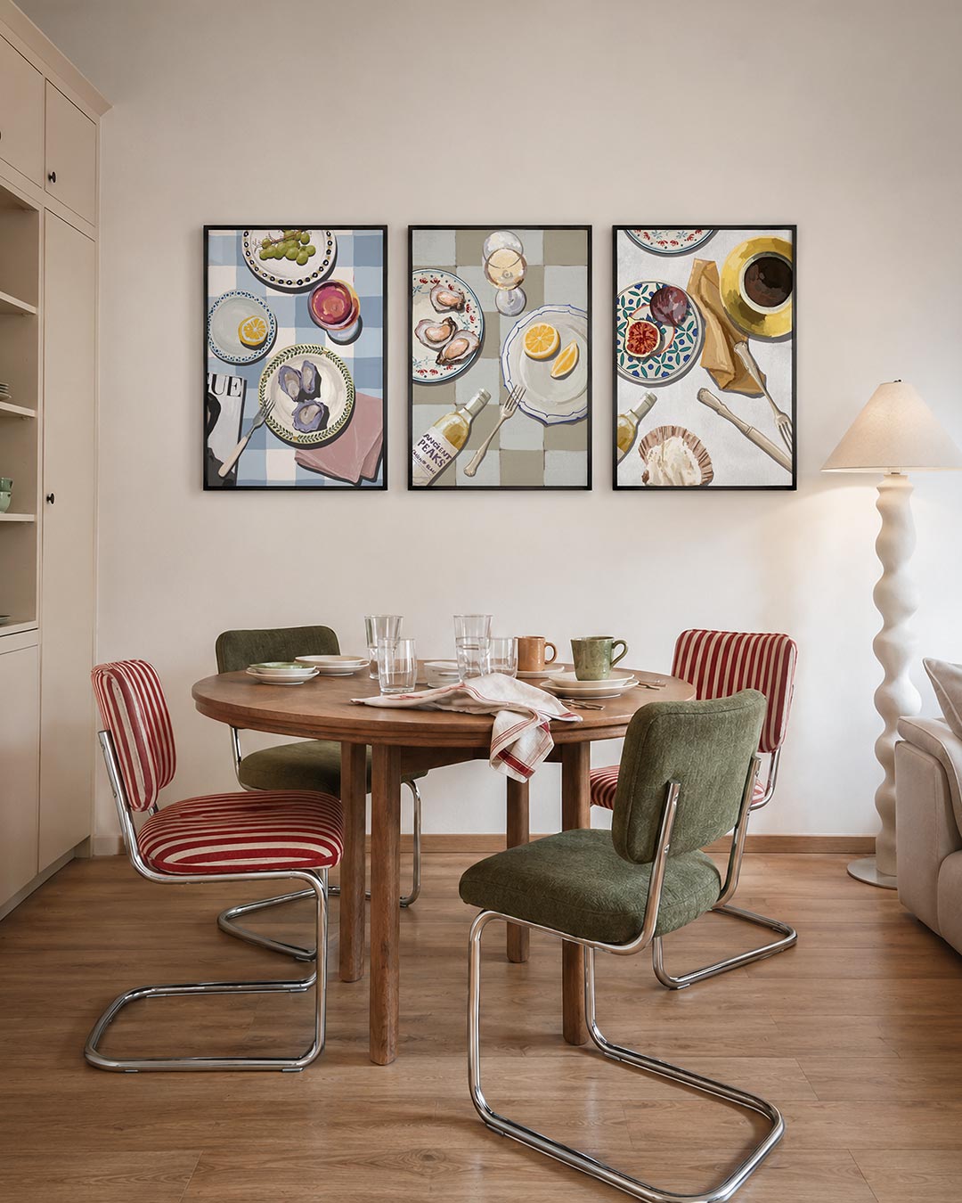 Tafelkleed en gerechten driedelige posterset – een speelse compositie van borden met druiven, oesters en