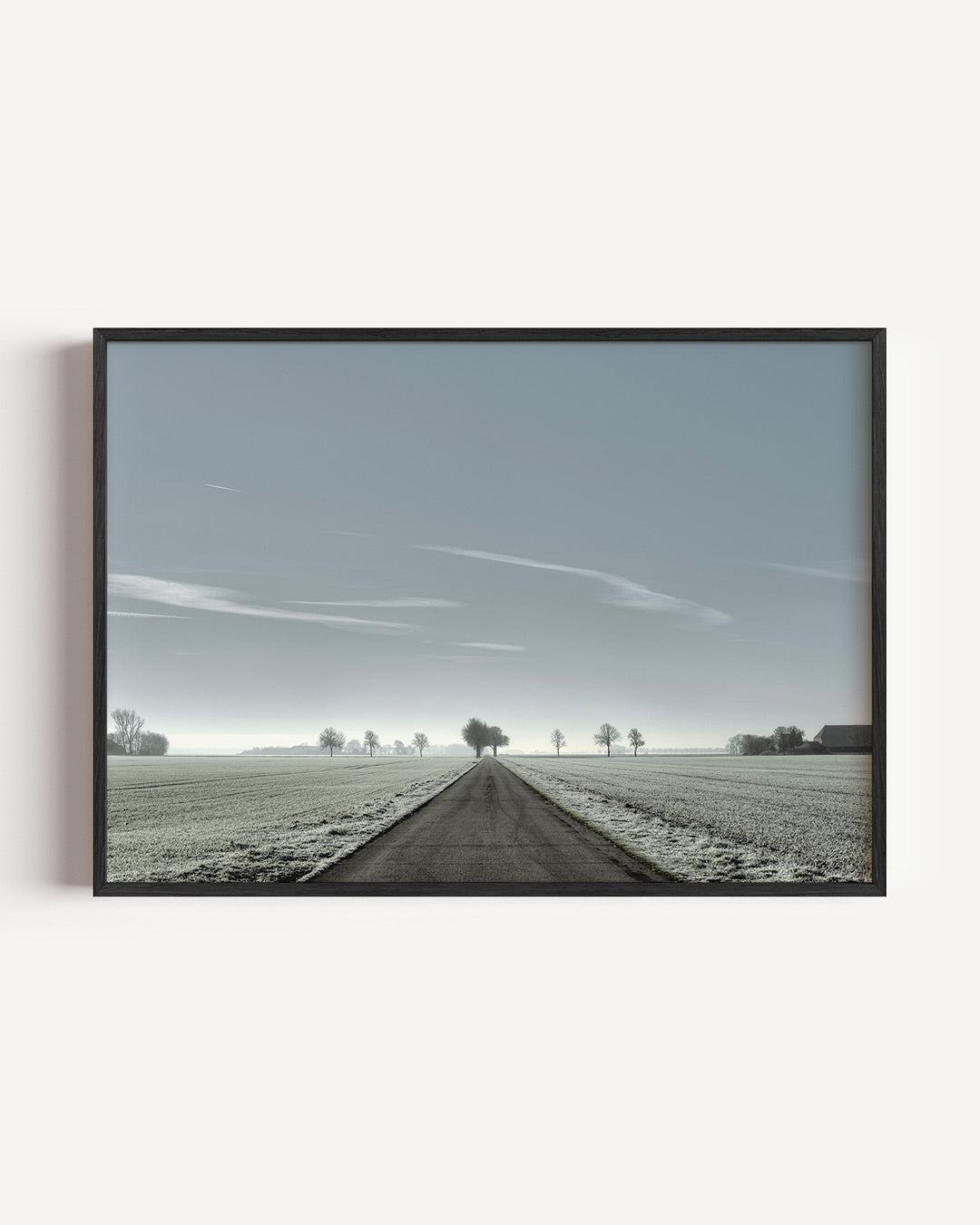 Rustige weglandschap poster – liggende wanddecoratie – een lange, rechte weg strekt zich uit door een open landschap. De