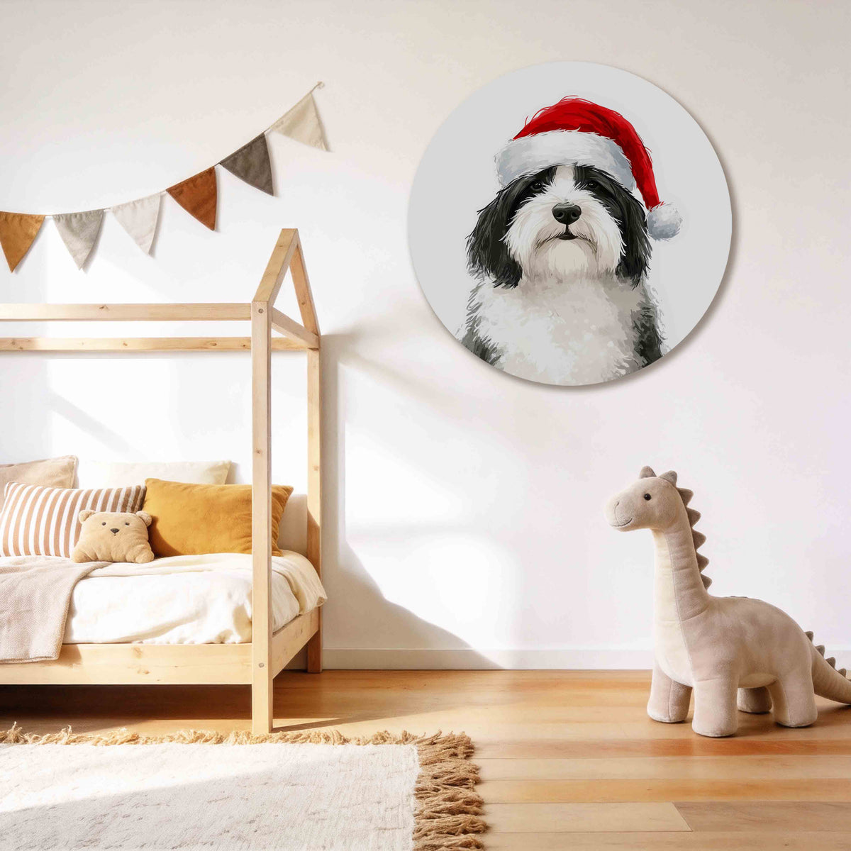 Hond met kerstmuts Muurcirkel – tweede productweergave – Een hond met een zwart-witte vacht draagt een rode kerstmuts.