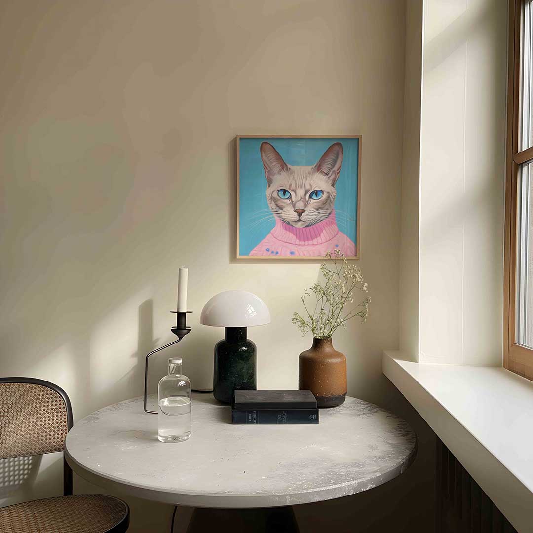 Kat met roze trui – dieren poster in vierkant formaat