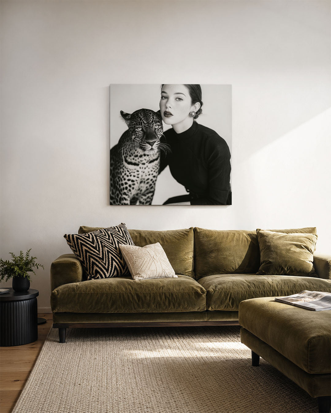 Dierlijke verbondenheid kunstwerk – derde productweergave – dit kunstwerk toont een vrouw naast een luipaard, beide in