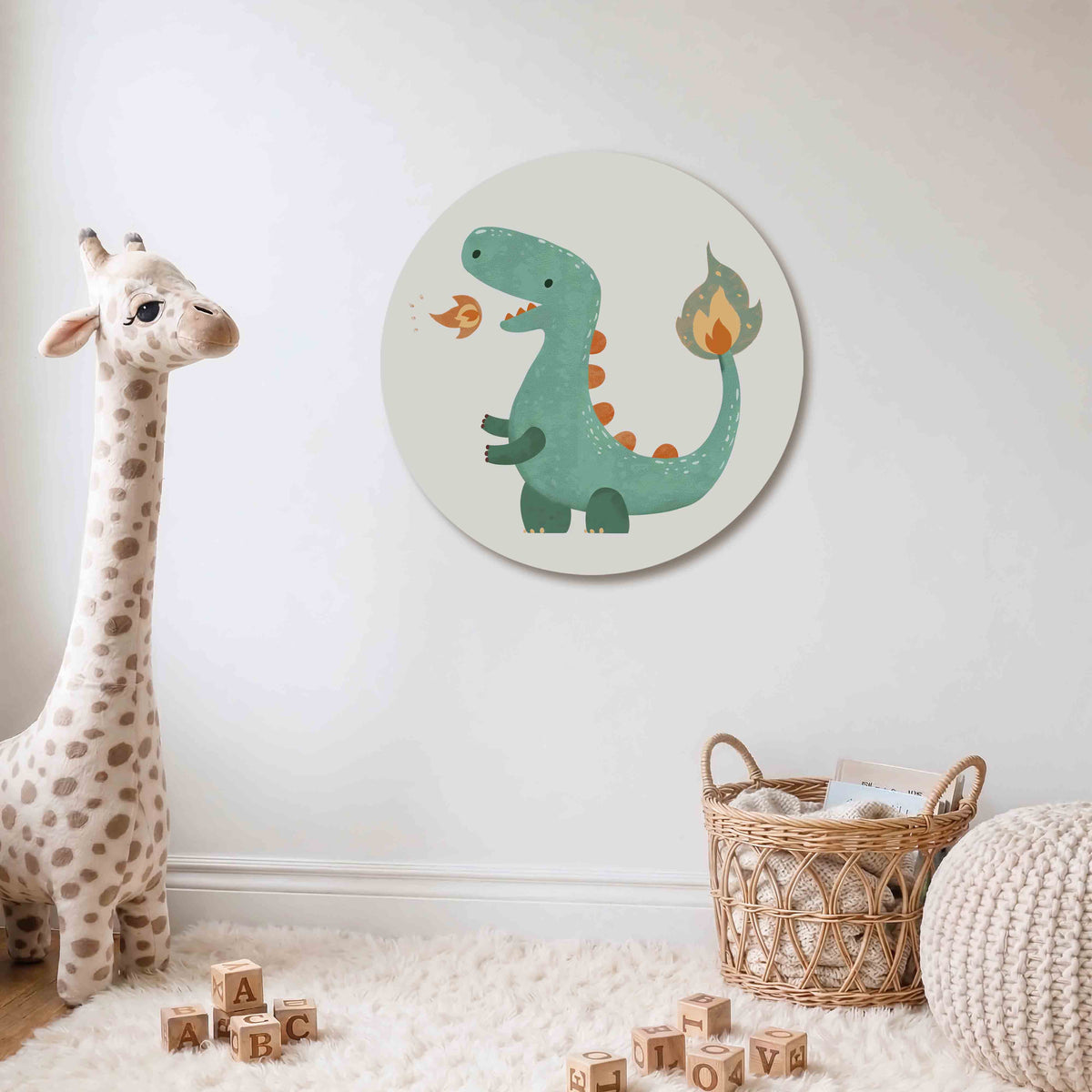 Groene dinosaurus Muurcirkel – Een groene dinosaurus met oranje stekels en een vlam op de staart.