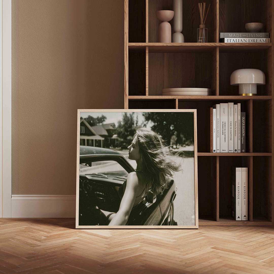 Vrouw in auto – kleurrijke Pop Art poster in vierkant formaat