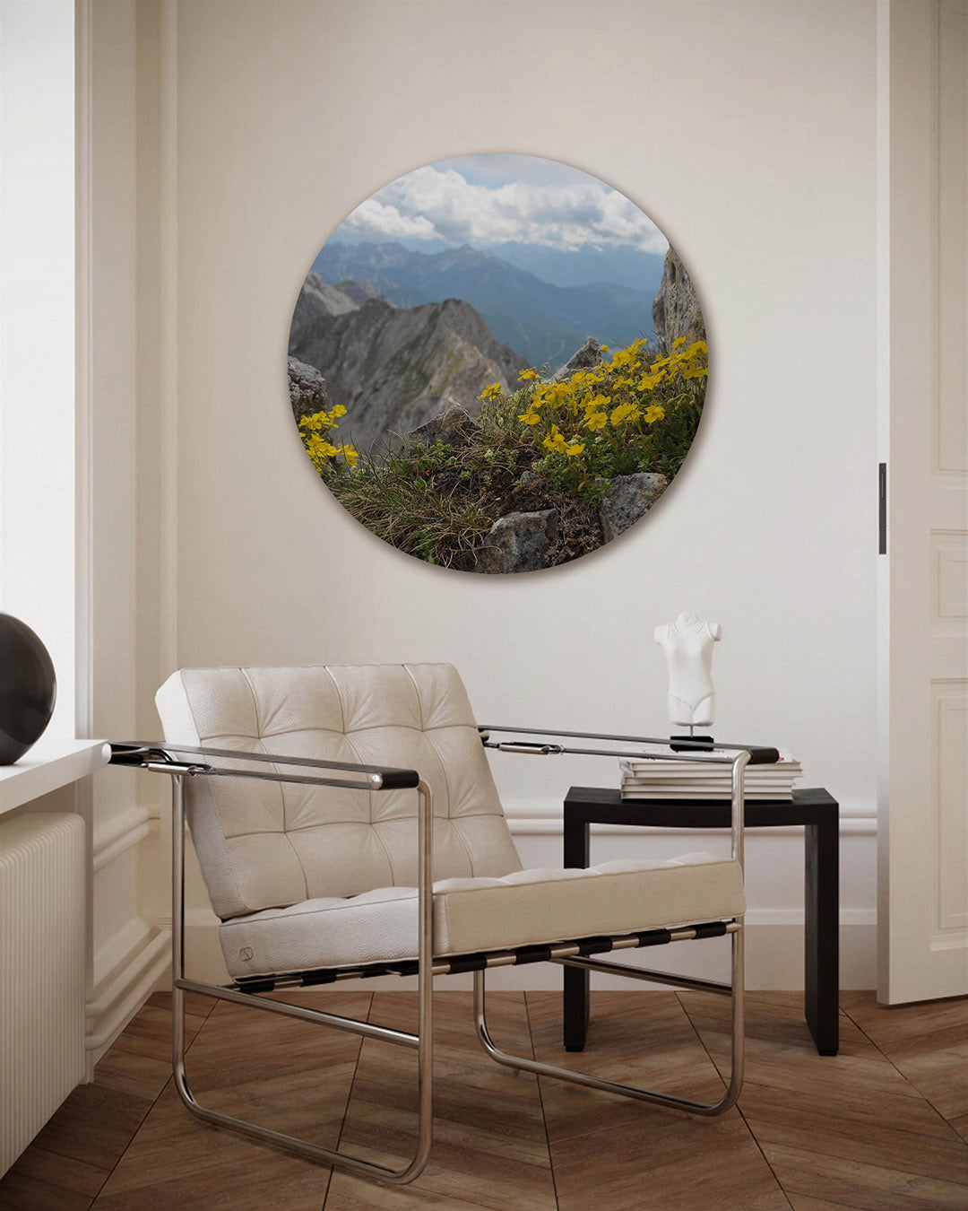 Berglandschap met gele bloemen – fotografie muurcirkel als ronde wanddecoratie