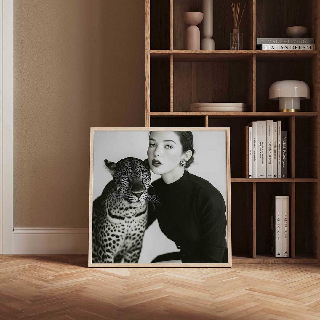 Vrouw met luipaard – kleurrijke Pop Art poster in vierkant formaat