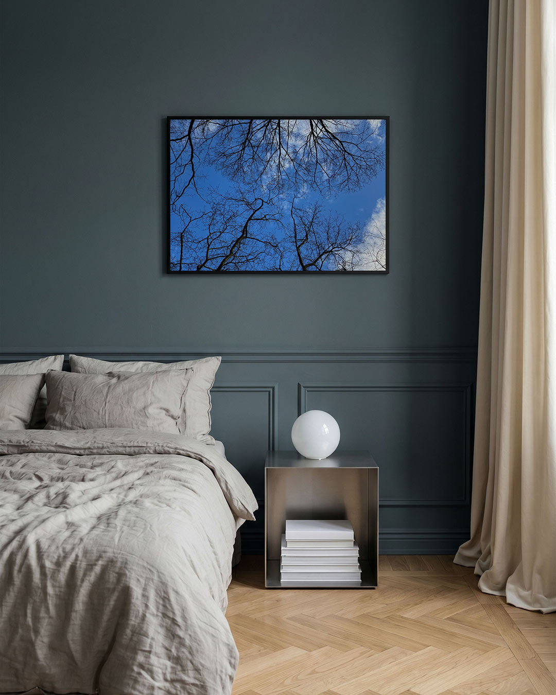 Boomtakken tegen lucht poster – detailweergave – dunne, kronkelige takken strekken zich uit tegen een heldere blauwe lucht