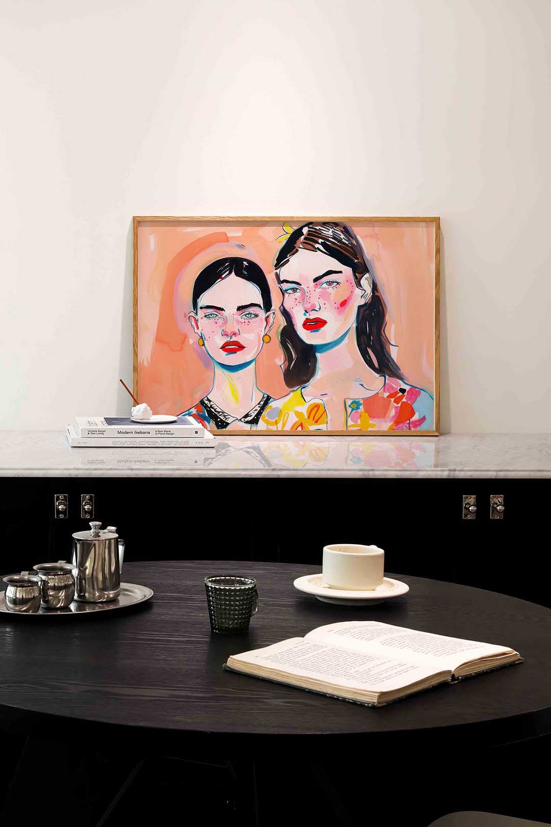 Twee vrouwen met kleurrijke kleding – portret poster in liggend formaat