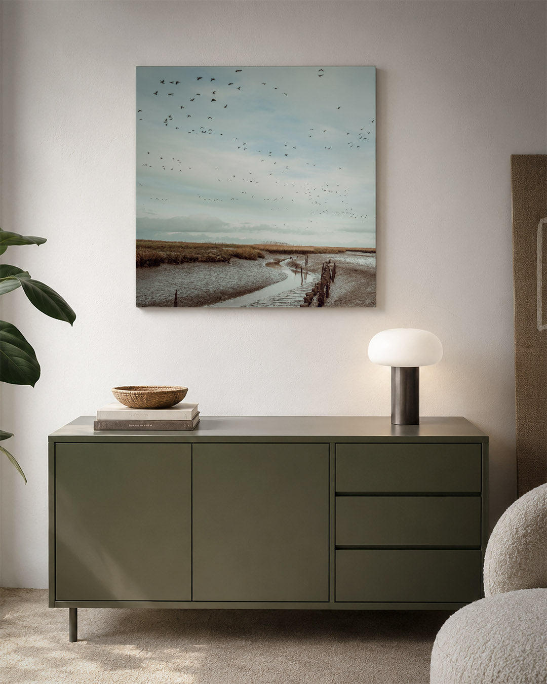 Vogels boven landschap kunstwerk – detailweergave – deze kunstwerk toont een serene lucht vol vogels boven een uitgestrekt
