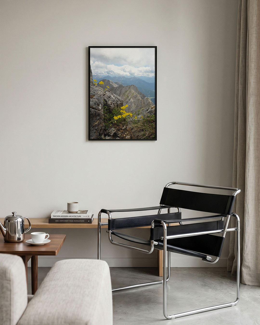 Berglandschap met bloemen poster – tweede productweergave – deze poster toont een berglandschap met gele bloemen op de