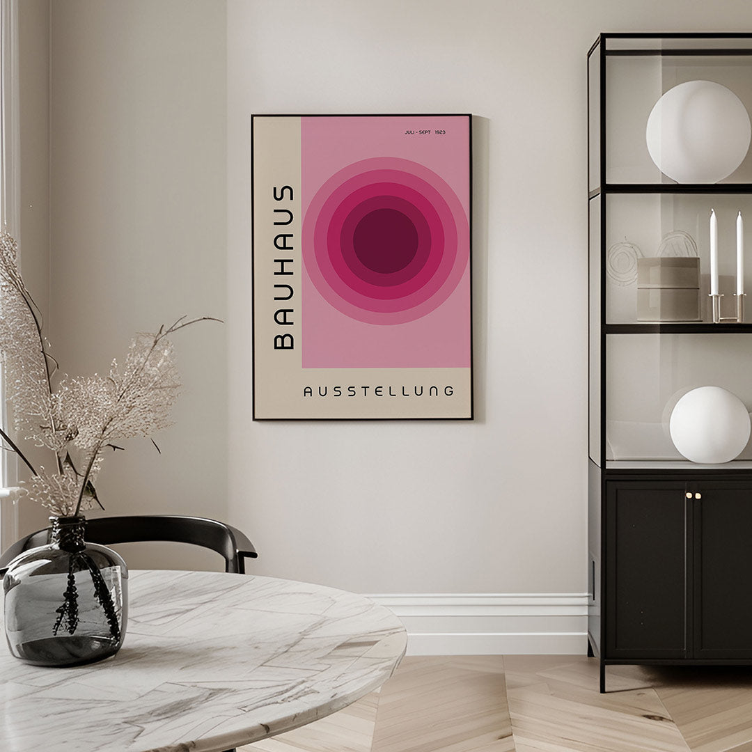 Cirkelvormen en tekst – geometrische Bauhaus poster in staand formaat
