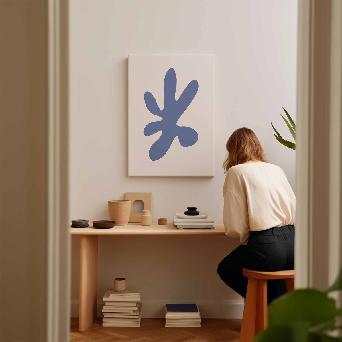 Modern Abstracte Bloem in Blauw – staand kunstwerk voor modern interieur