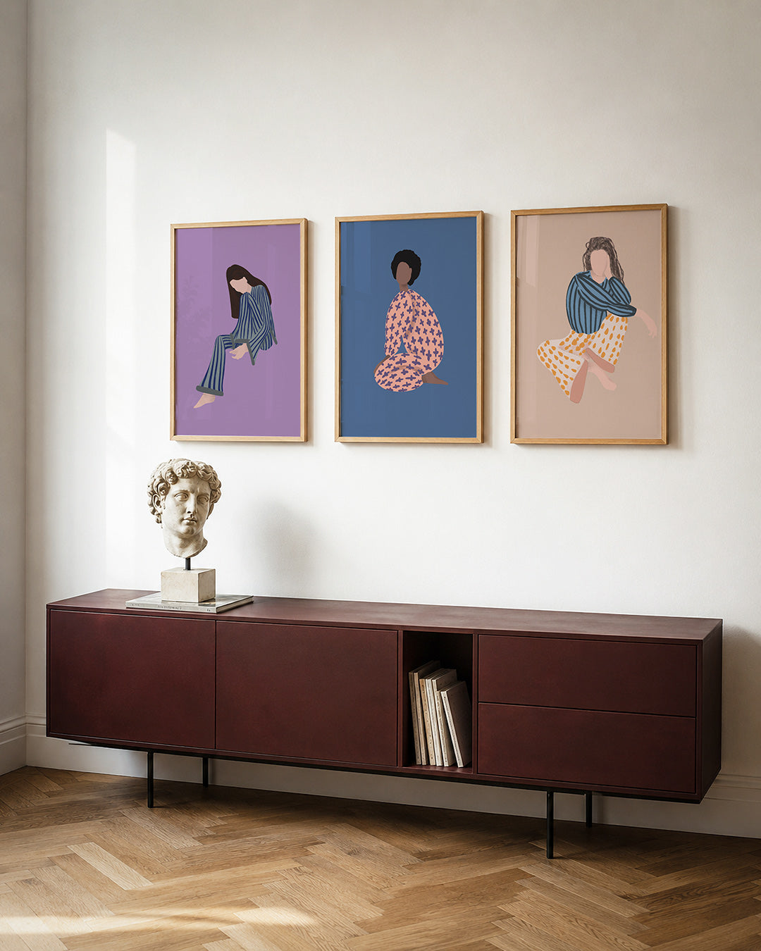 Gestreepte vormen posterset – detailweergave – een figuur in blauw gestreepte kleding tegen een lila achtergrond