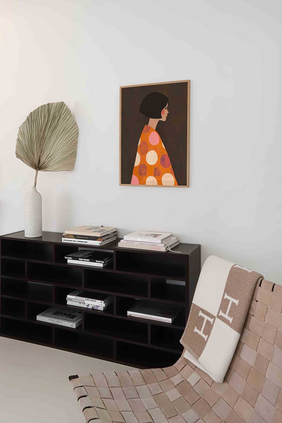 Vrouw met stippenjas – staande moderne wanddecoratie van WallArtistic