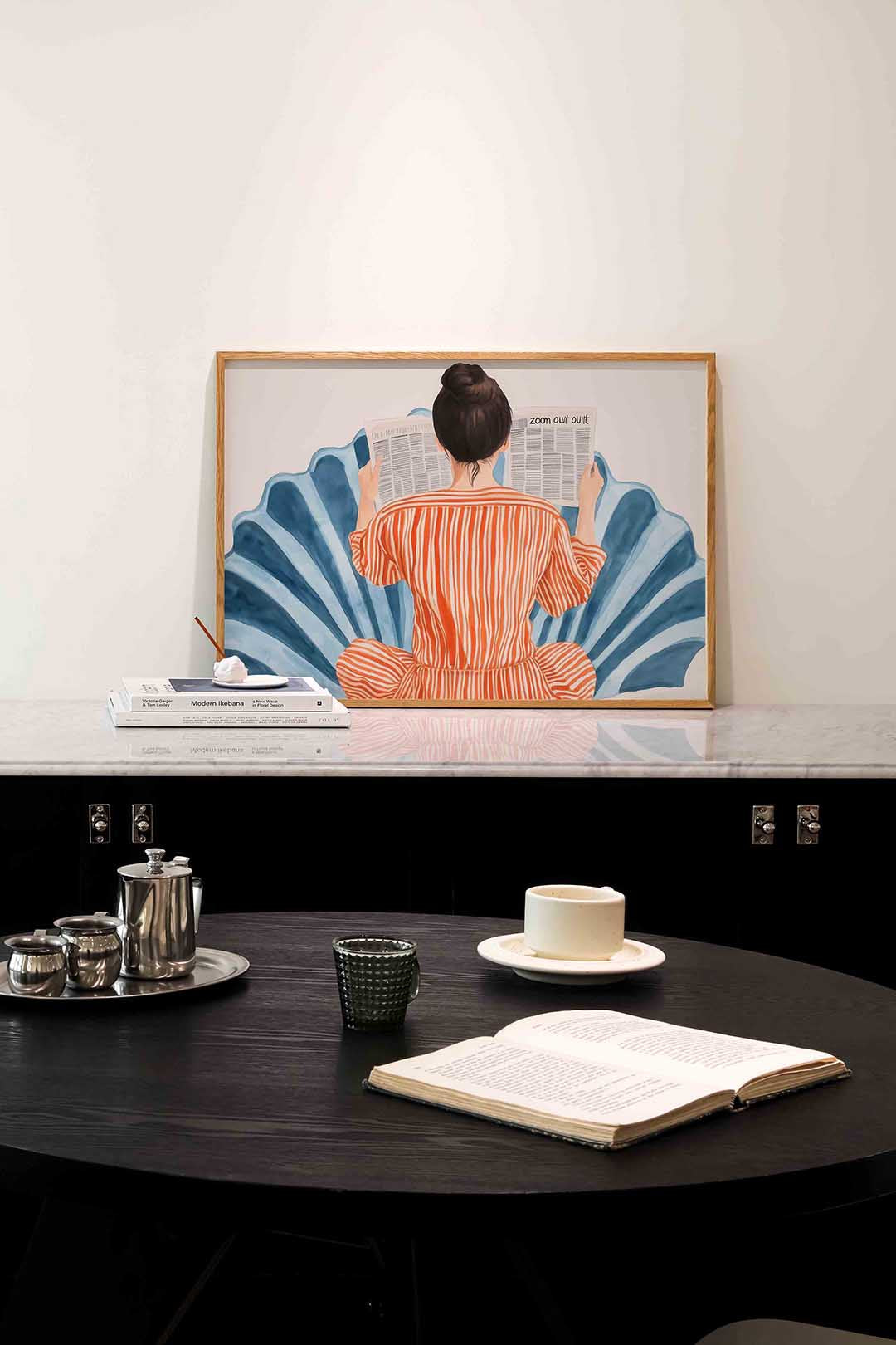 Vrouw met krant – portret poster in liggend formaat