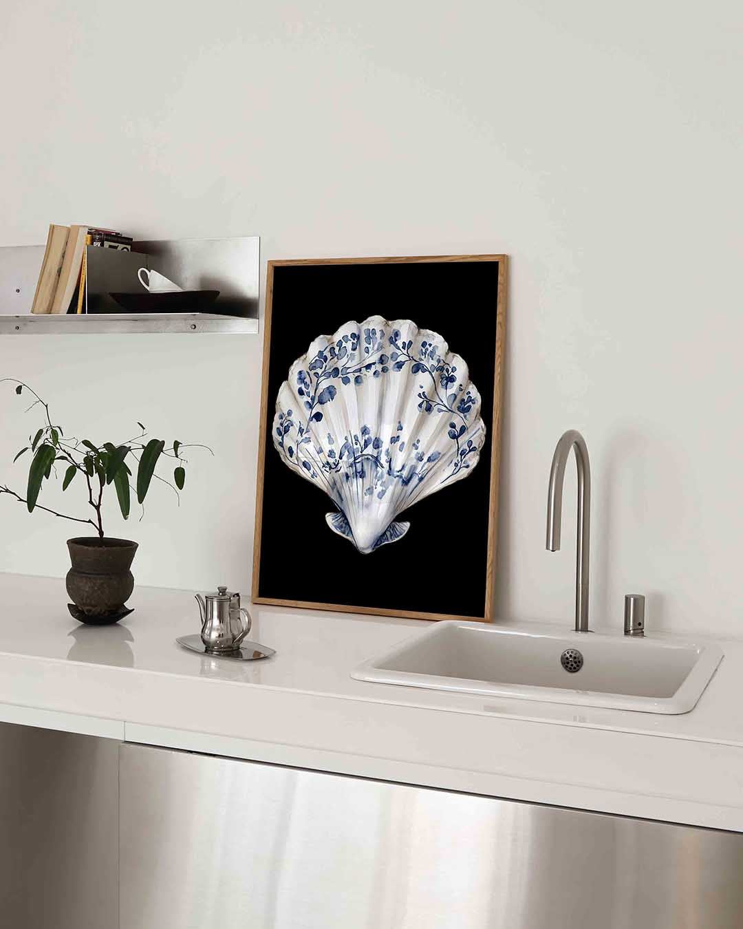 Schelp met blauwe takken – blauw-witte poster in staand formaat