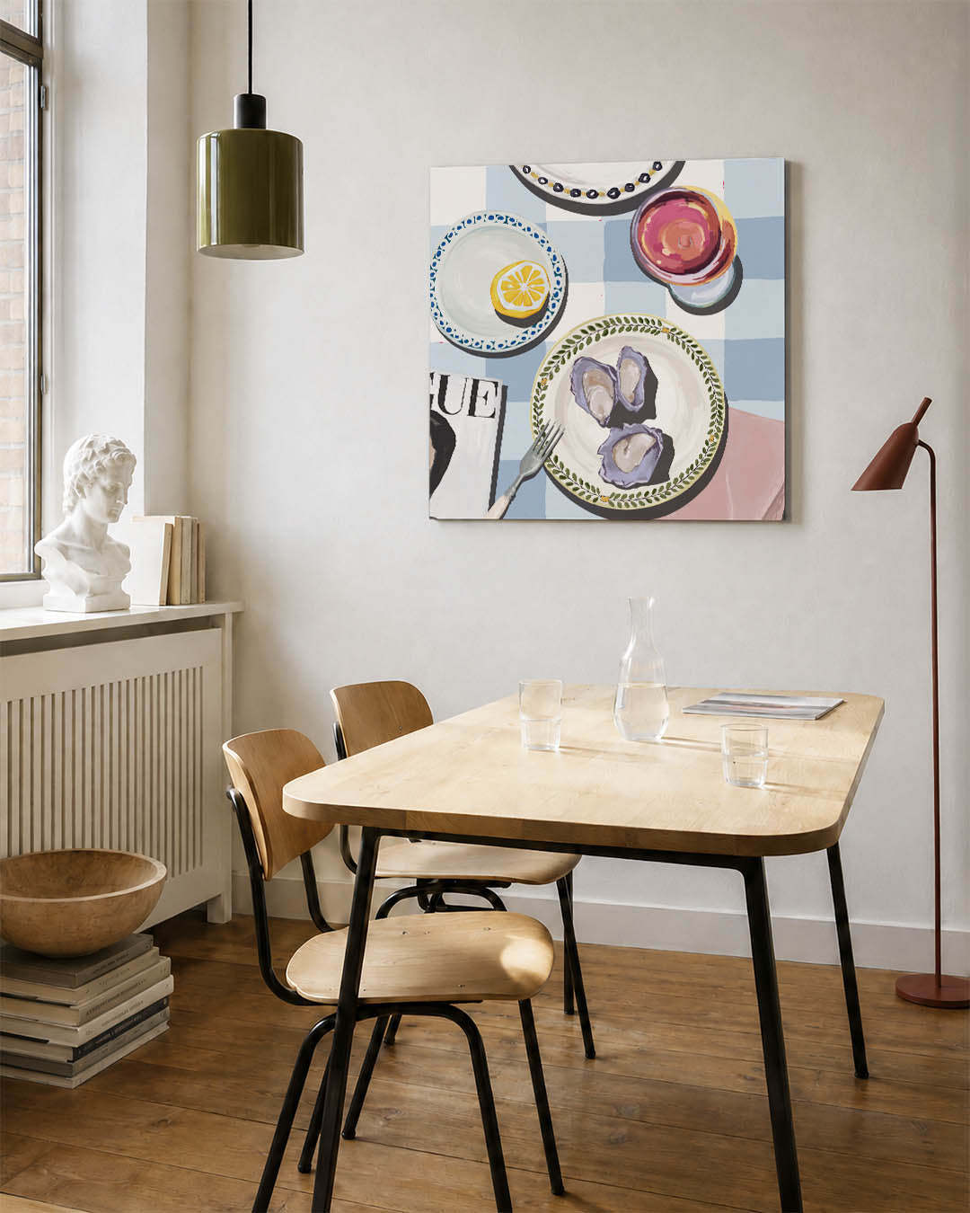 Eettafel compositie kunstwerk – detailweergave – dit kunstwerk toont een kleurrijke tafelsetting met borden, een glas en een