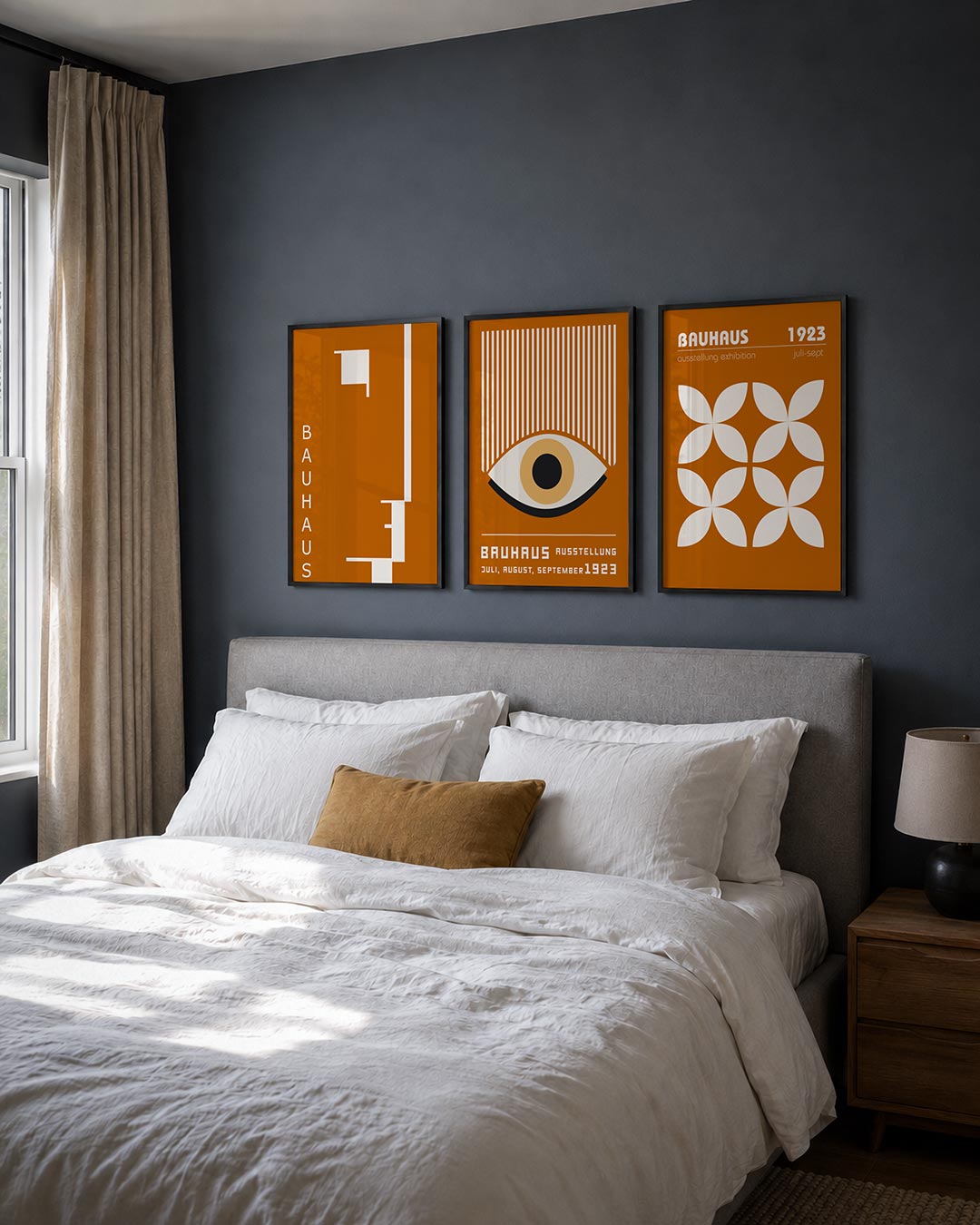 Vorm en kleur posterset – derde productweergave – deze posterset in drie delen toont een spel van oranje en wit, met strakke