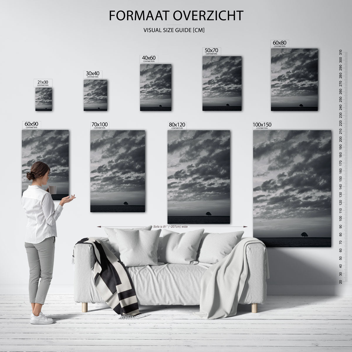 Eenzame boom landschap poster – sfeerbeeld – deze poster toont een eenzame boom onder een dramatische lucht vol wolken. De