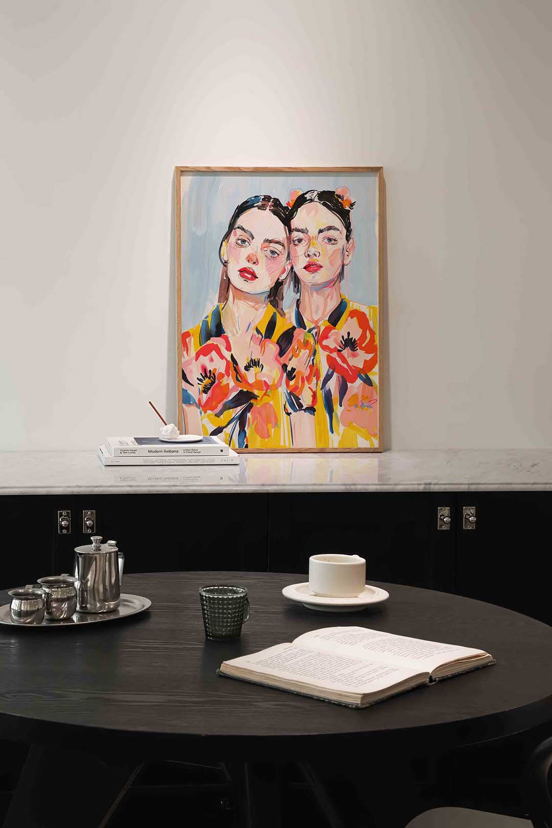 Twee vrouwen met bloemen – portret poster in staand formaat