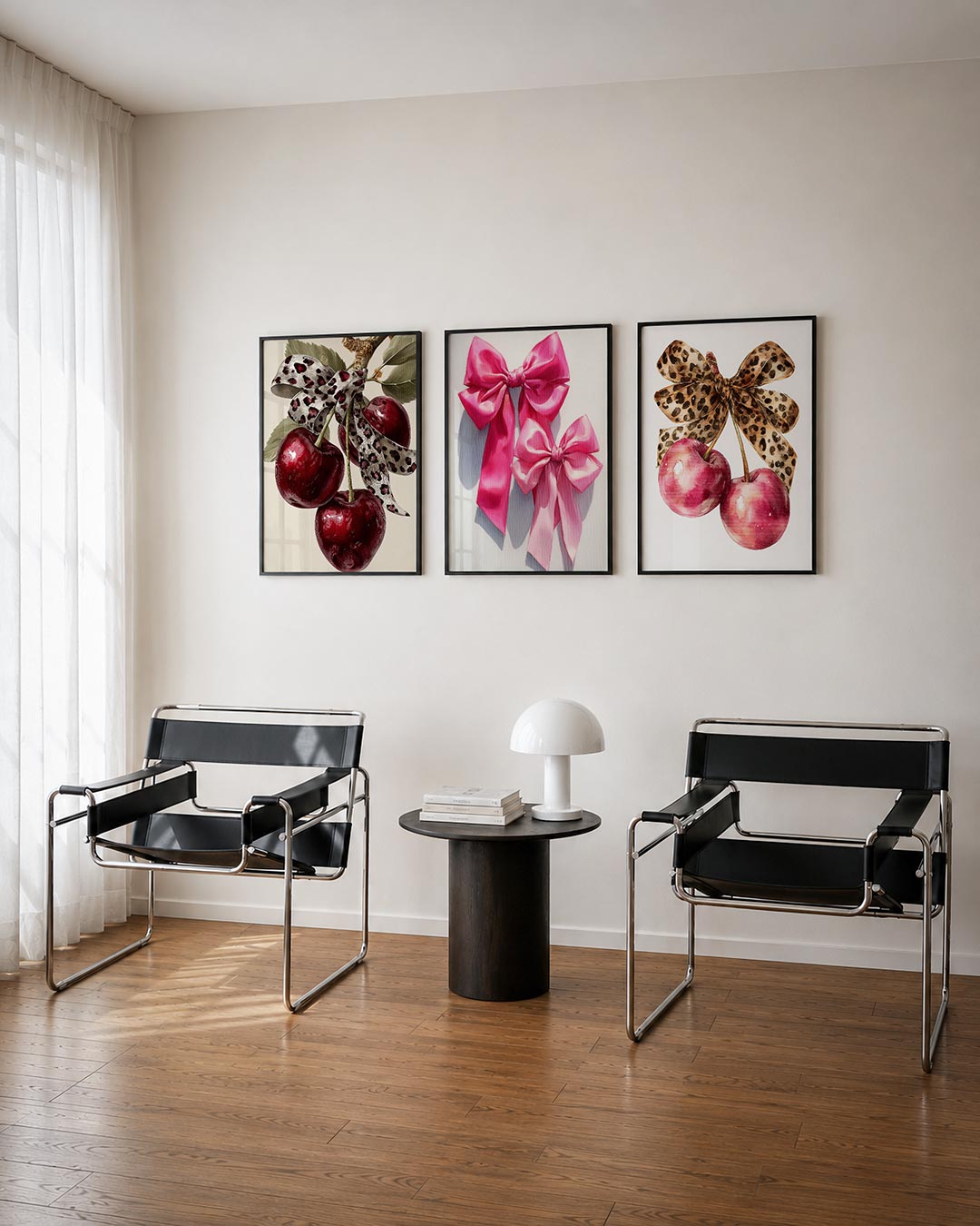 Fruitige elegantie driedelige posterset – drie glanzende kersen hangen aan een tak, omhuld door een