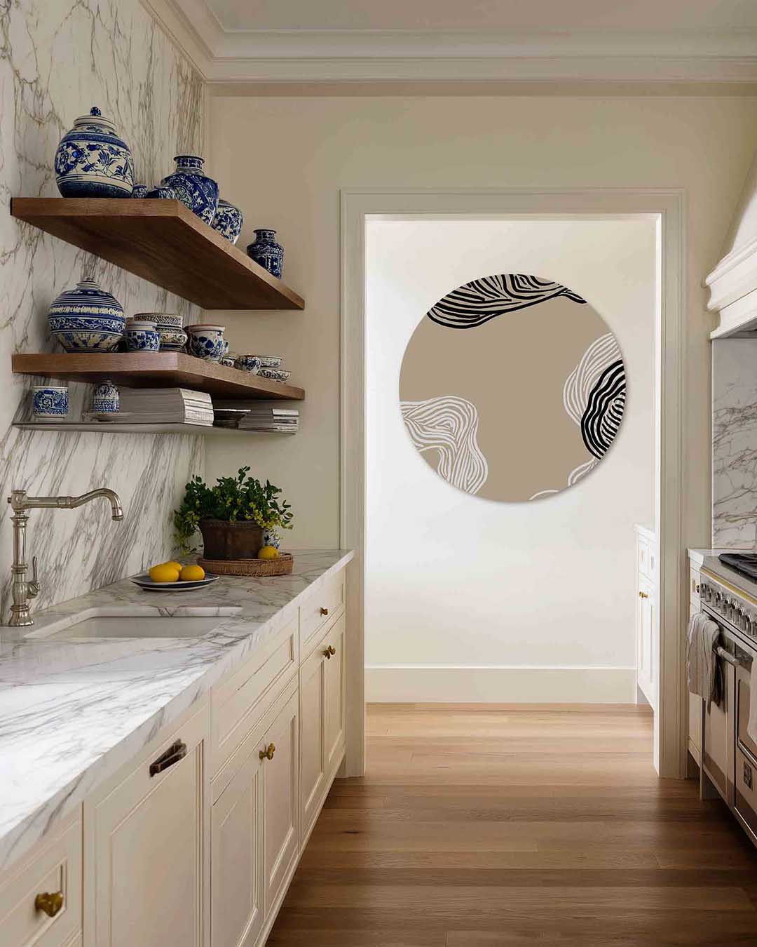 Lijnenspel op beige – moderne abstracte muurcirkel voor aan de muur