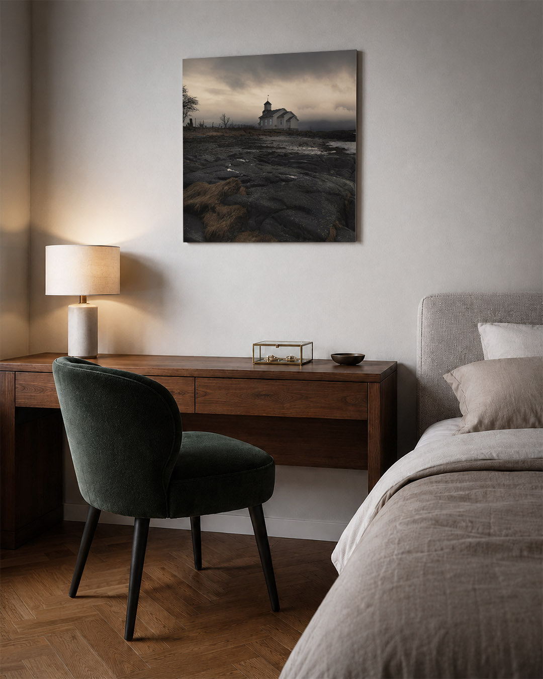 Rustiek landschap kunstwerk – sfeerbeeld – een eenzaam gebouw staat op een rotsachtige kustlijn onder een bewolkte hemel. De