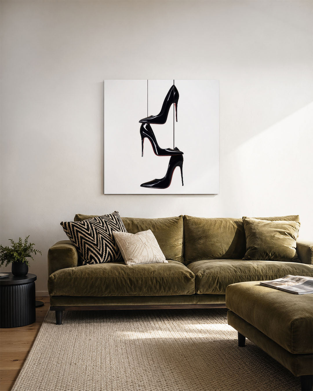 Gestapelde schoenen kunstwerk – derde productweergave – dit werk toont drie zwarte hoge hakken die verticaal gestapeld zijn