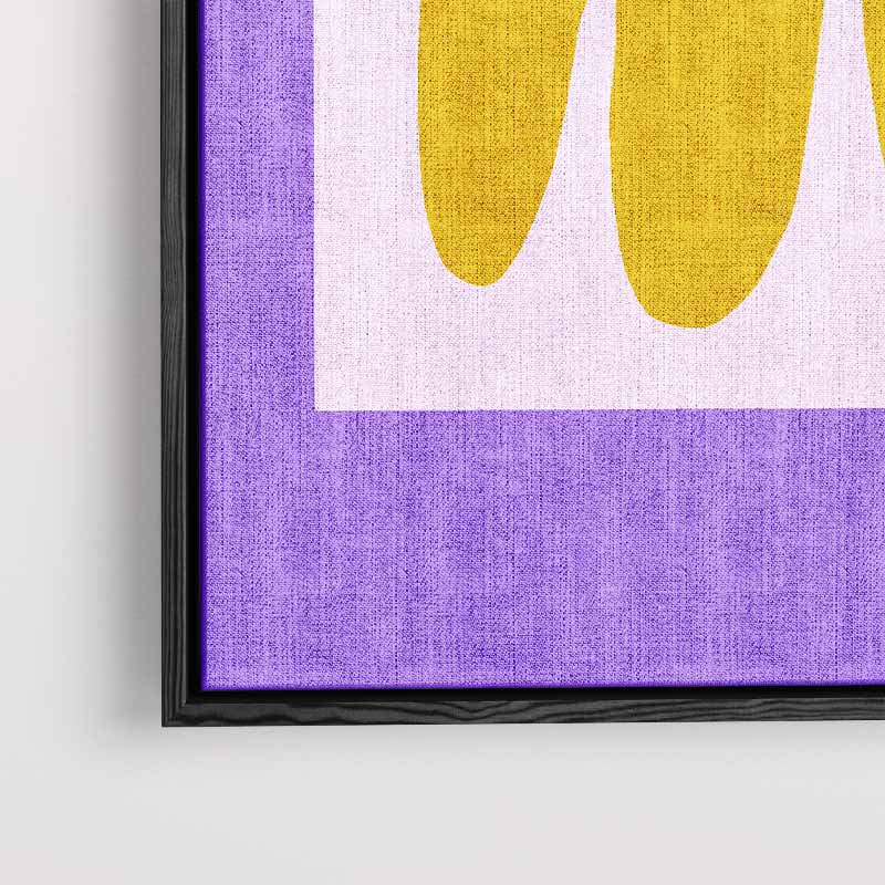 Abstracte Gele Golf op Paarse Achtergrond – kunstwerk met zwarte baklijst