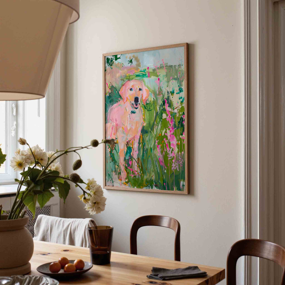 Hond in kleurrijke bloemen – kunst en design poster in portret formaat