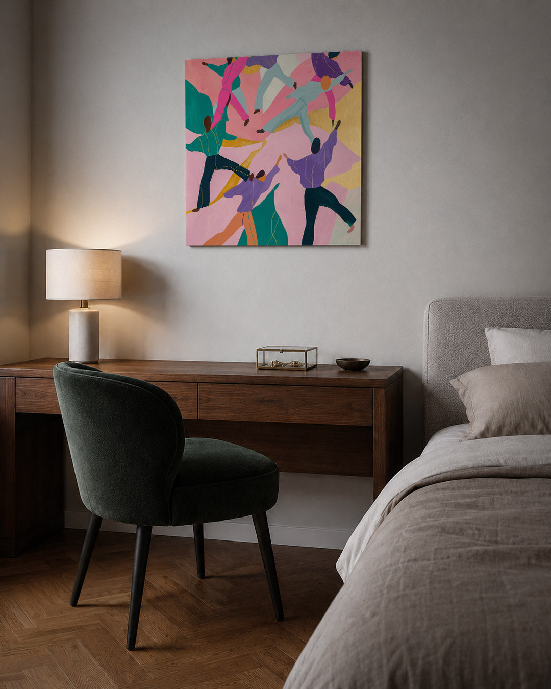 Dansende figuren kunstwerk – sfeerbeeld – dit kunstwerk toont levendige figuren in beweging tegen een kleurrijke achtergrond.