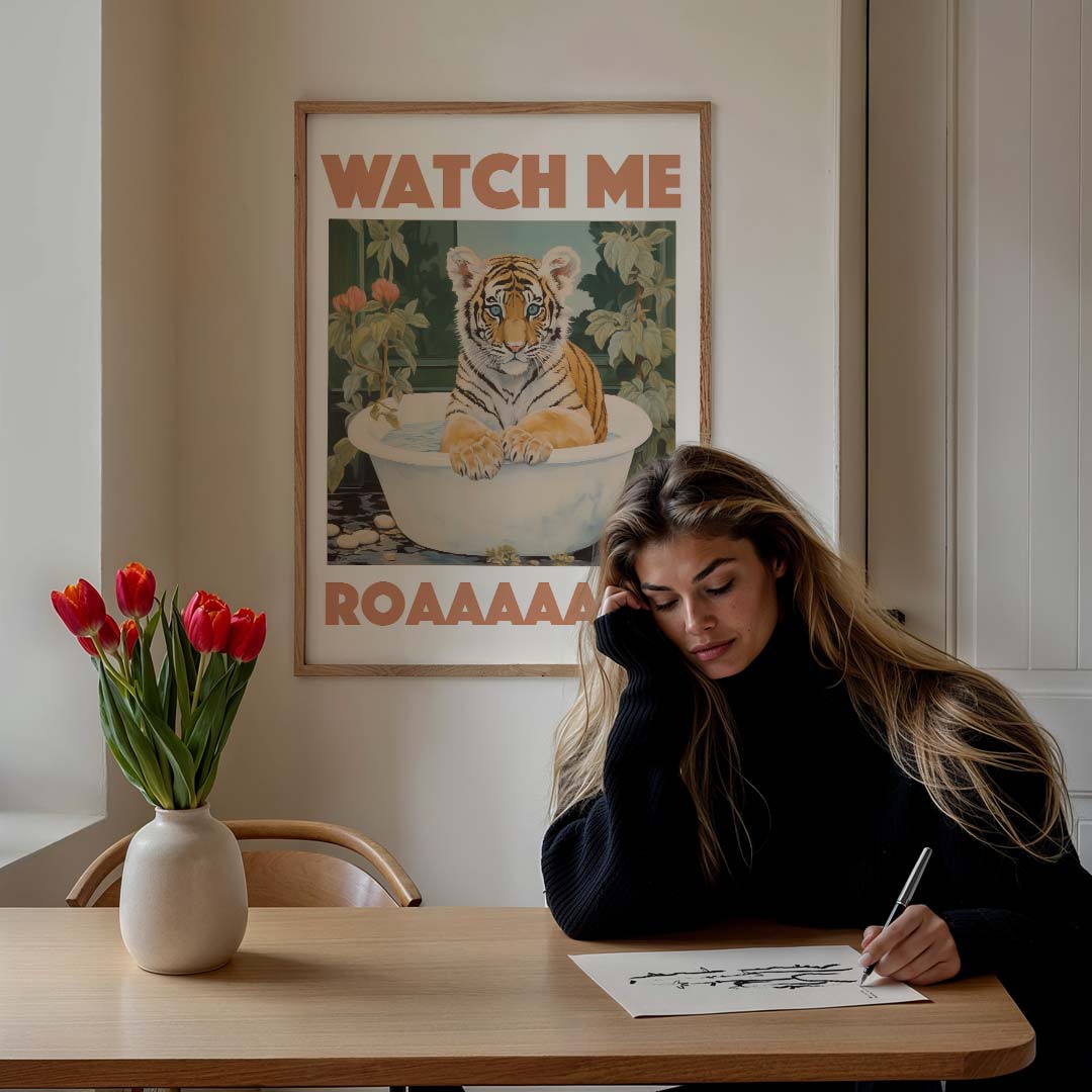Schattige Tijger in Bad – staande muurposter met dierenthema
