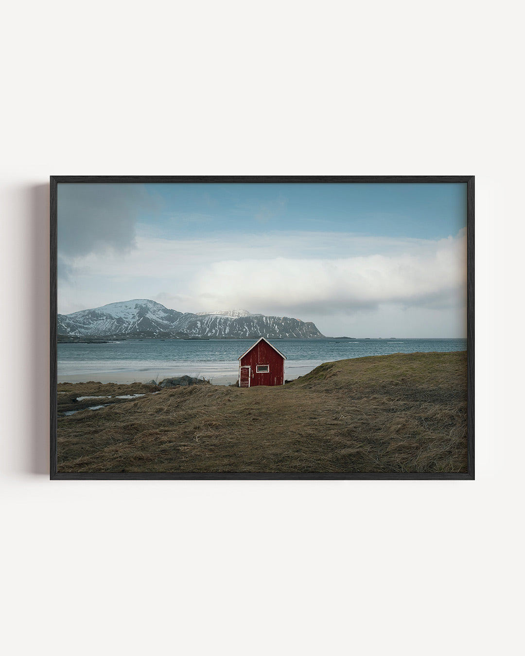 Rood huisje landschap poster – liggende wanddecoratie – een eenzaam rood huisje staat centraal in een uitgestrekt landschap