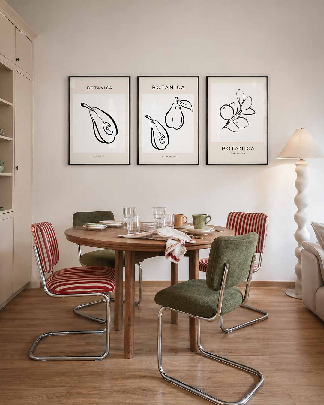 Vorm en lijnenspel driedelige posterset – een eenvoudige zwart-witte lijntekening van een peer, centraal