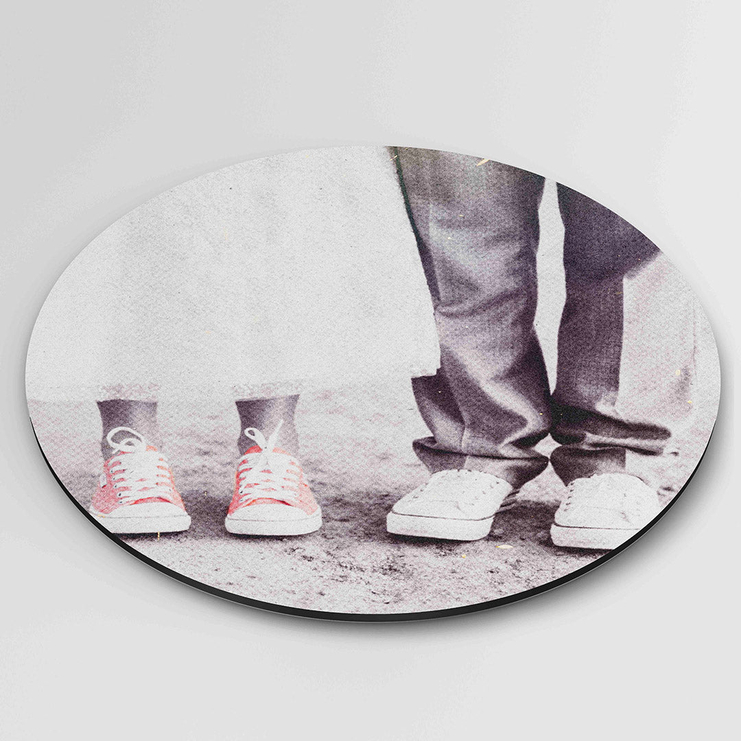 Sneakers en voeten – Pop Art wandkunst als moderne muurcirkel