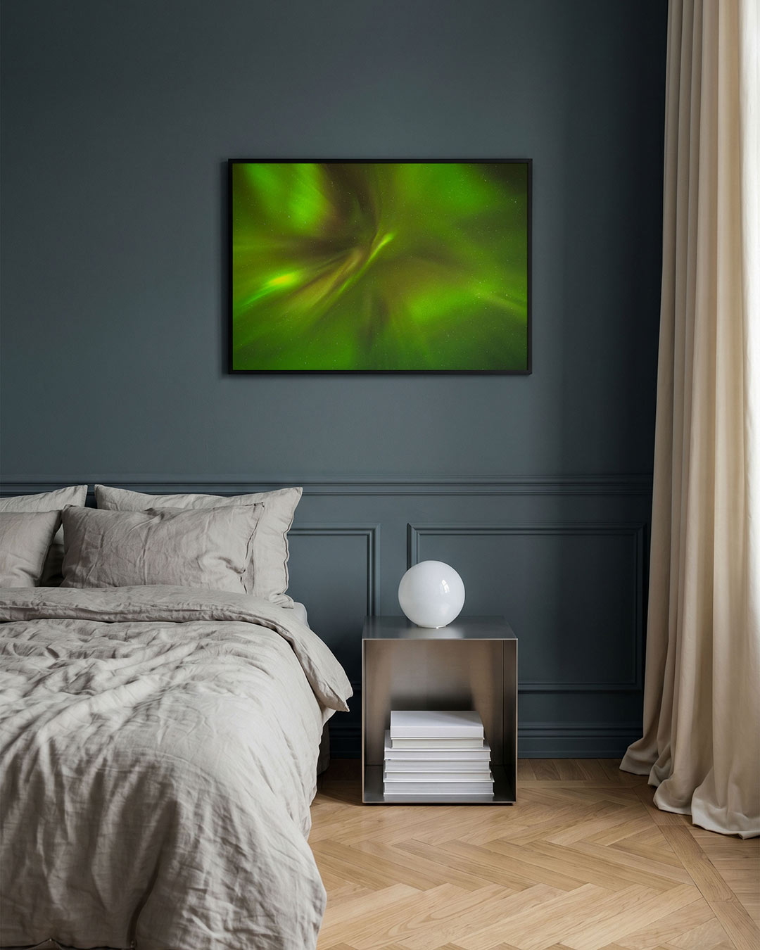 Hemelse lichtstralen poster – detailweergave – deze poster toont een dynamisch spel van groene lichtstralen tegen een donkere