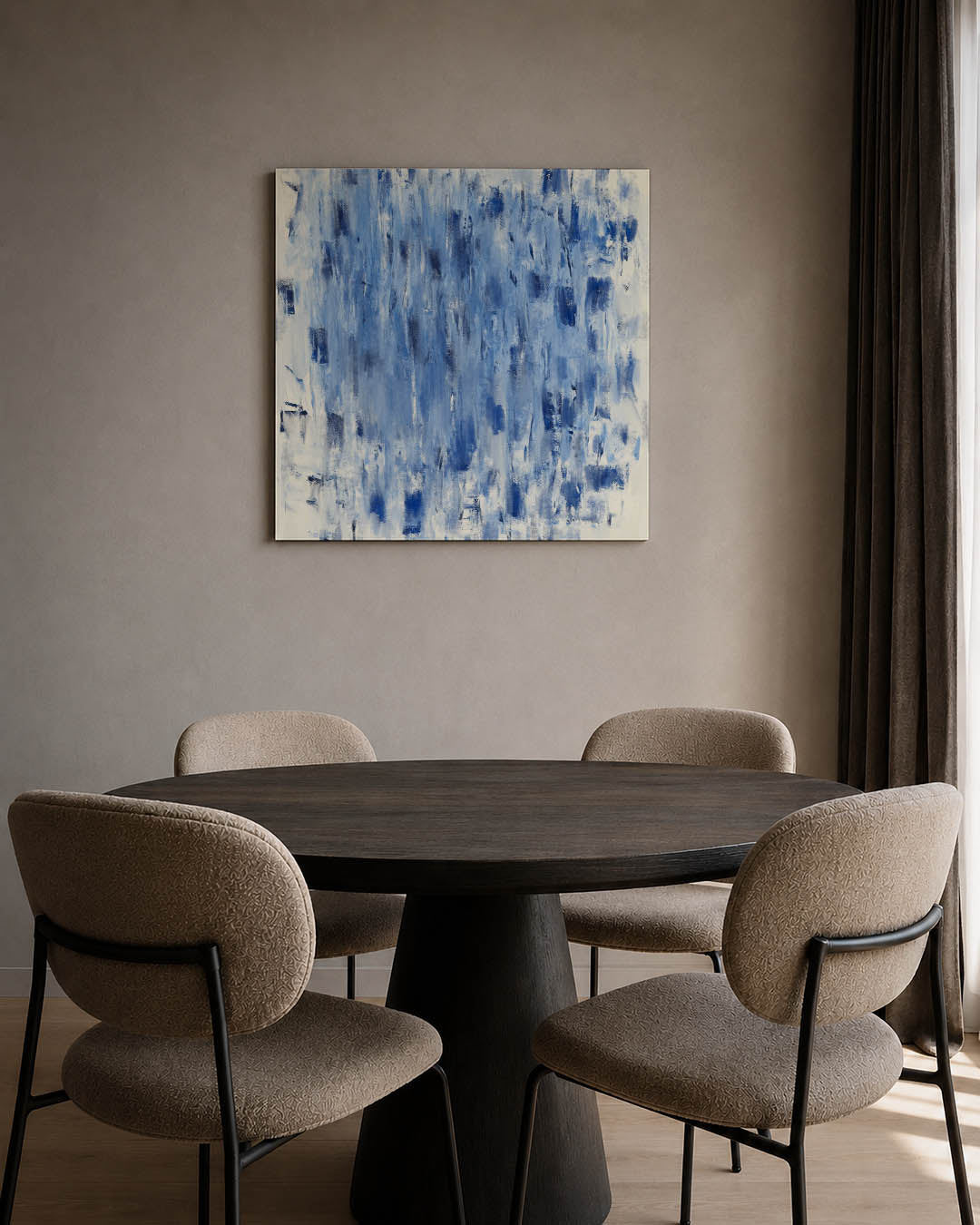 Dynamische blauwe vegen kunstwerk – tweede productweergave – dit werk toont een dynamisch spel van blauwe vegen en texturen