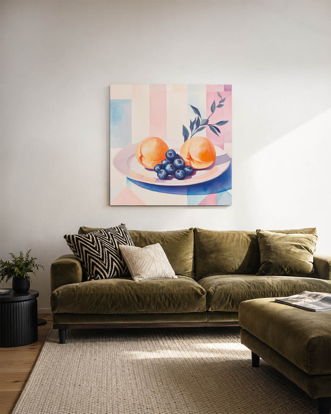 Fruit op bord kunstwerk – sfeerbeeld – dit werk toont een bord met perziken en bosbessen tegen een kleurrijke achtergrond van