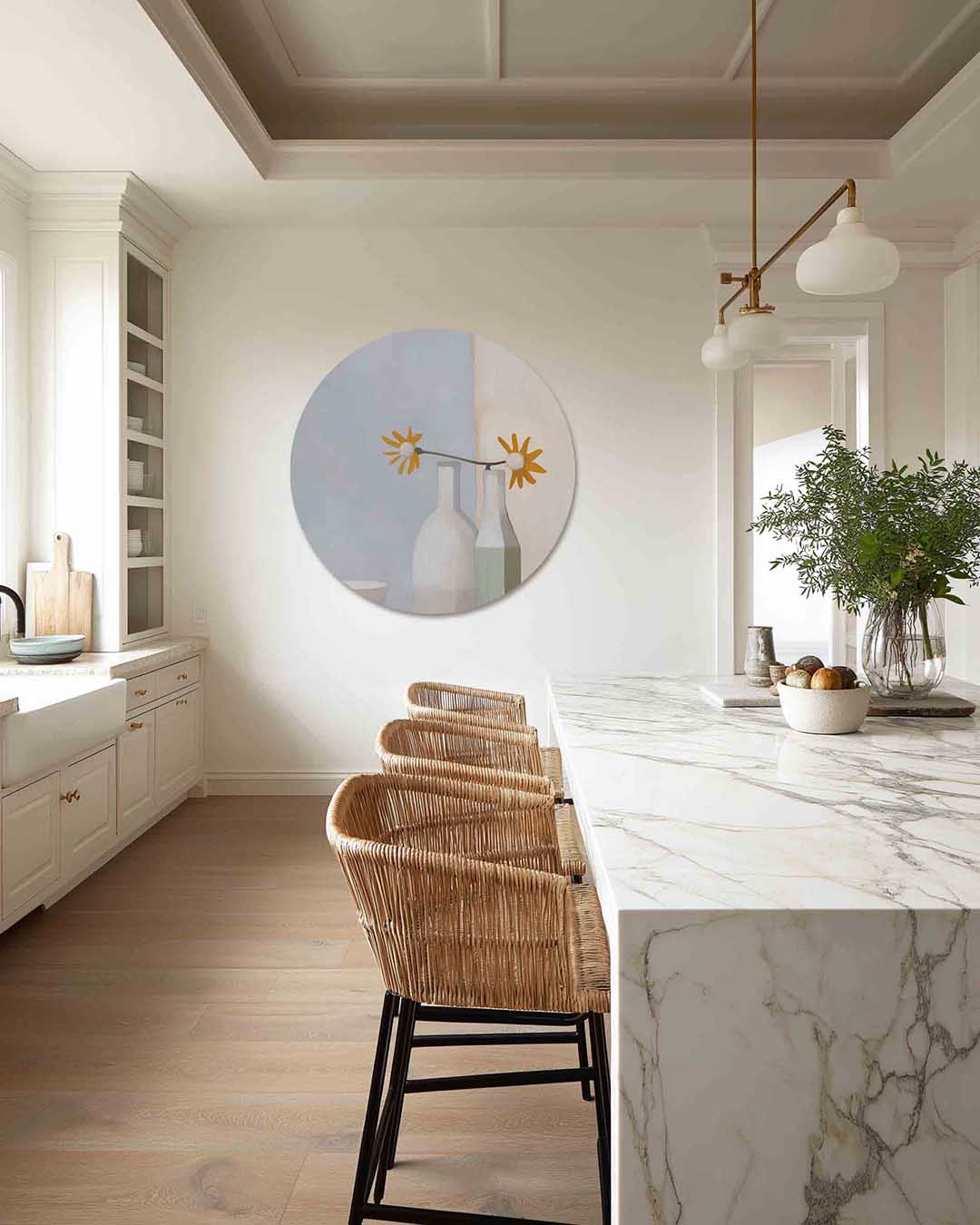 Stilleven met bloemen en flessen – abstracte muurcirkel als ronde wanddecoratie